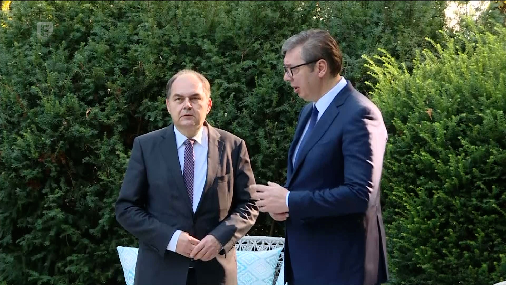 Ko će pobijediti - Dodik ili Schmidt?